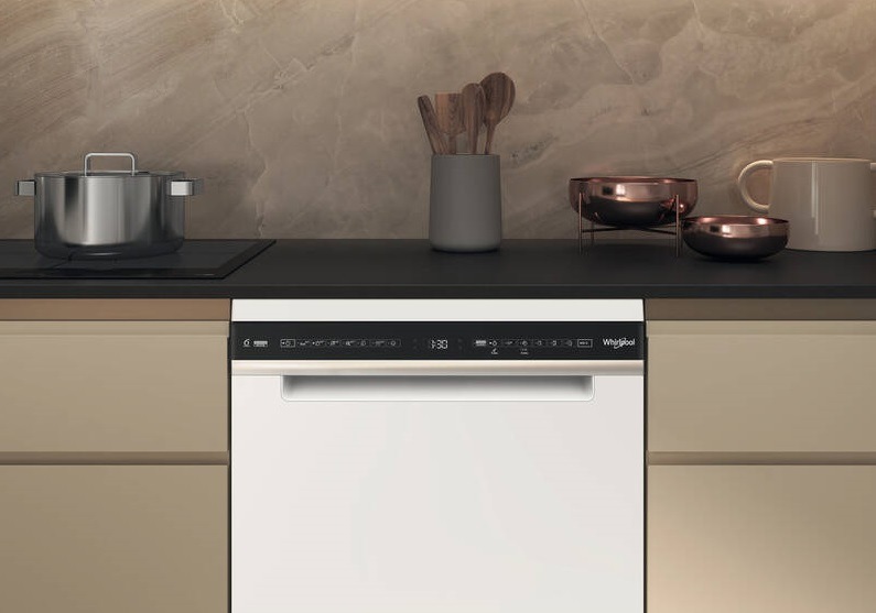 Voľne stojaca umývačka riadu Whirlpool W7F HS31, biela, digitálny displej