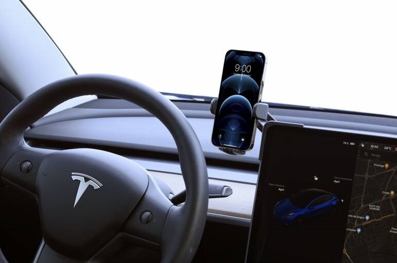 Držiak na mobil CellularLine Hug Screen pre elektromobil Tesla