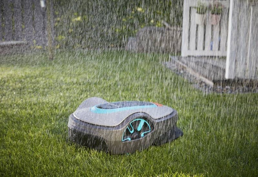 Robotická kosačka Gardena SILENO life 15101-32 pracuje aj v daždi.