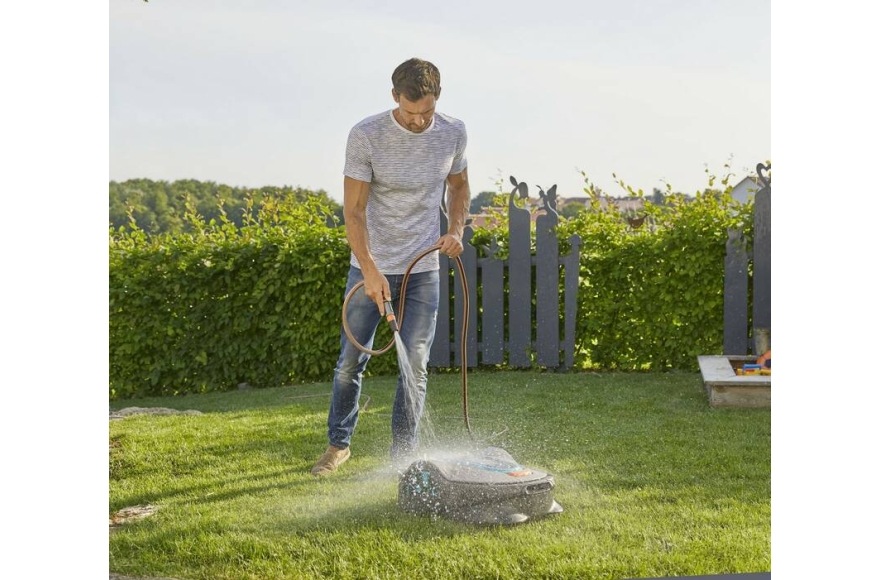 Kosačku Gardena SILENO life 15101-32 stačí po práci len ostreknúť hadicou.