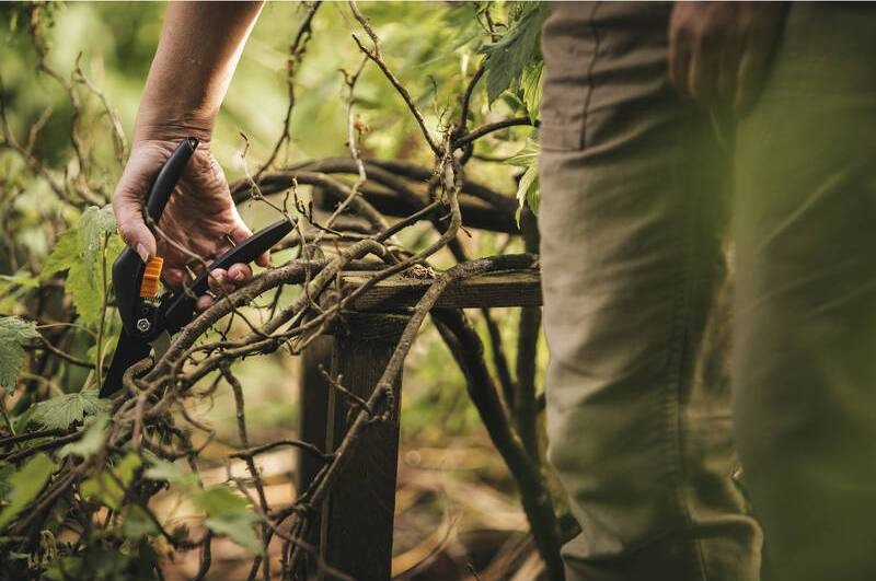 Nožnice záhradné Fiskars A000009011 dvojčepeľové P26