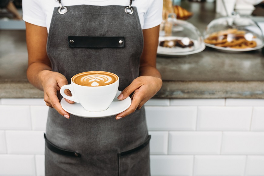 barista pripravuje kávu