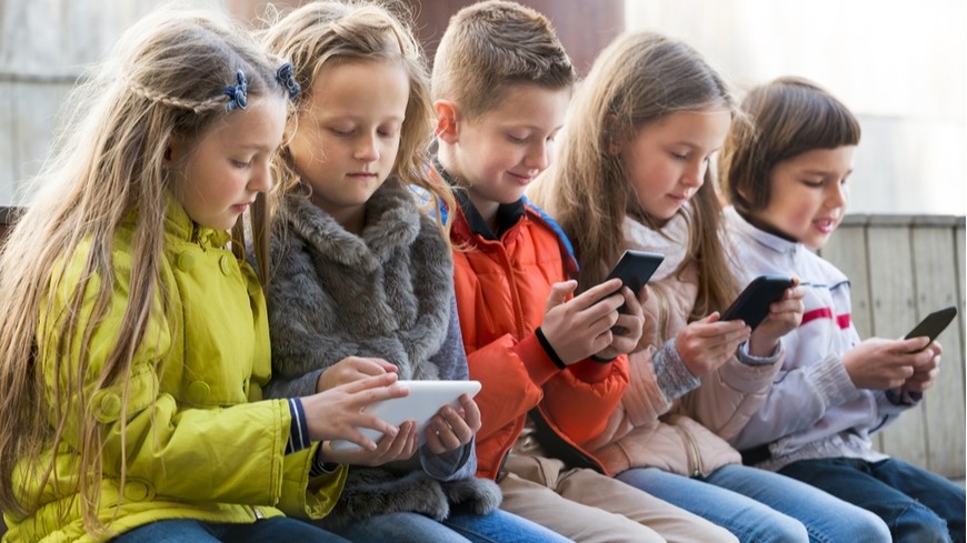 Závislosť detí na mobile 