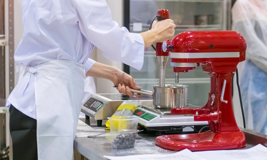 celokovový kuchynský robot